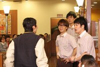 東京・デニーズ馬喰町店にて行われた、NON STYLE石田脚本、演出、出演の芝居「ファミリーレスト乱」。(c)吉本興業