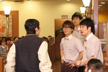 東京・デニーズ馬喰町店にて行われた、NON STYLE石田脚本、演出、出演の芝居「ファミリーレスト乱」。(c)吉本興業