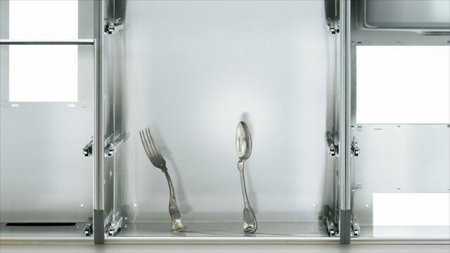 システムキッチン「クリンレディ」のCM。左のフォーク役をスリムクラブ真栄田、右のスプーン役を内間がそれぞれ演じている。(c)2012 Cleanup Corporation. All Rights Reserved.