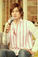 第1回放送でリポーターを務める渡辺大輔。テーマは「豚肉」。