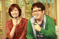 武内陶子NHKアナウンサーとキャイ～ン天野（左から）。