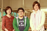 新番組「うまいッ！」のスタジオ取材会に出席した（左から）武内陶子NHKアナウンサー、キャイ～ン天野、渡辺大輔。