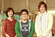 新番組「うまいッ！」のスタジオ取材会に出席した（左から）武内陶子NHKアナウンサー、キャイ～ン天野、渡辺大輔。