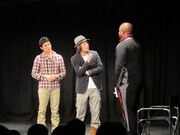 ナイジェリアの人にウケるツボを探す小島と狩野。