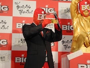 黄金の名刺を見せるBIGマン。