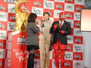 黄金の名刺を交換するBIGマン。