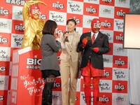 黄金の名刺を交換するBIGマン。