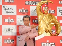 黄金のBIGマン像の前でポーズを決める高田純次。