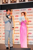 会見でMCを務めたペナルティ・ヒデと中野久美子（左から）。