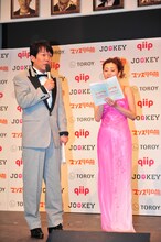 会見でMCを務めたペナルティ・ヒデと中野久美子（左から）。