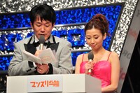 mcを務めたペナルティ・ヒデと中野久美子（左から）。