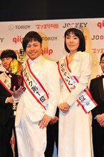 「ブサイク」1位のNON STYLE井上と「ぶちゃいく」1位のアジアン隅田（左から）。