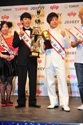 初の「男前」1位に輝いたピース綾部と、同じく初の「ブサイク」1位となったNON STYLE井上。