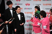 記者会見後の囲み取材では「JORKEY」記者の藤森とまちゃまちゃが、中田と井上にプライベートな質問を投げかけ、この日集まった本職の報道陣顔負けの取材ぶりを展開した。