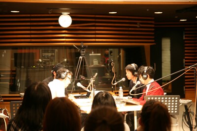 東京03角田と浜野謙太（SAKEROCK）がパーソナリティを務めるラジオ番組「SMJ全日本スキマ音楽」の公開収録ライブの模様。