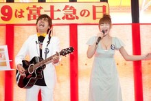 富士急ハイランドオリジナルソング「絶叫大使はじめました」を披露するAMEMIYAと手島優（左から）。