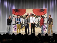 今後のえんにちの芸風について相談する面々。