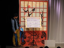 シチュエーション大喜利の説明をする千鳥・ノブ。