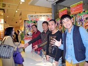 ライブ終了後に行われた握手会の様子。