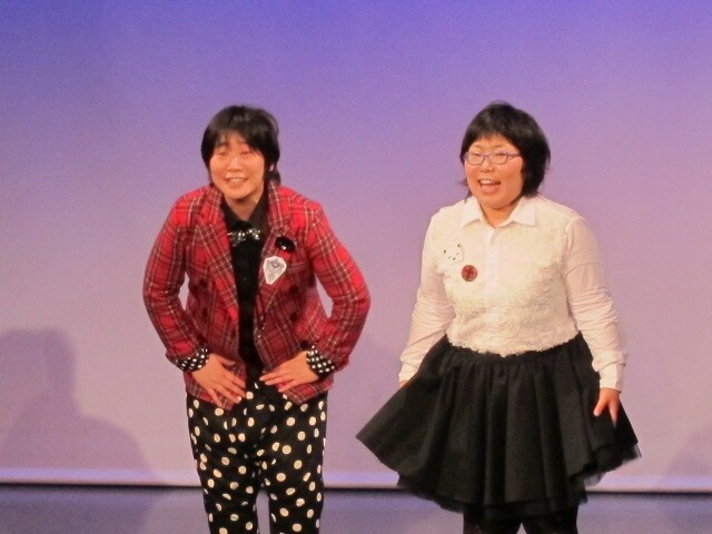 東京・松竹芸能 新宿角座にて開催された「チキチキジョニー東京初単独ライブ～クソブスブタメガネ～」。舞台では“ジョニー”にまつわる曲を使い、オープニングVTRは、THE イナズマ戦隊が2人に作った曲「ジョニー!!」を使用。