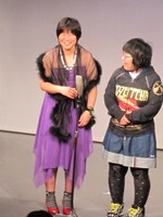 今年運気を上げるための目標であるエレガンスな装いで舞台に立った岩見。