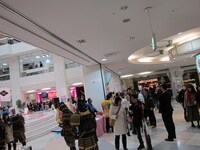 武将との記念撮影や桃の花プレゼントで賑わう会場。