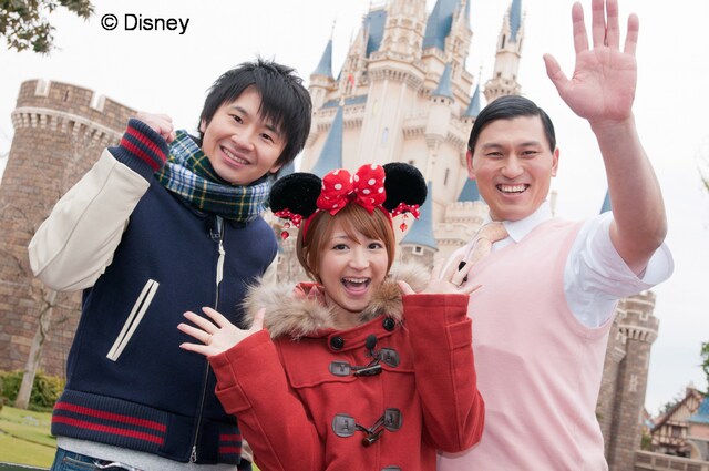 「東京ディズニーリゾート My マップ！」に出演するオードリーと、MCの矢口真里（中央）。(c)Disney