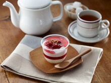 爆笑問題・田中が考案し、商品化が実現したスイーツ「いちごチーズサンデー」のイメージ画像。(c)テレビ朝日