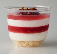 爆笑問題・田中が考案し、商品化が実現したスイーツ「いちごチーズサンデー」の断面図。クリームチーズを“ちょい足し”した結果、絶妙な味となっている。(c)テレビ朝日