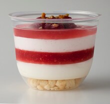 爆笑問題・田中が考案し、商品化が実現したスイーツ「いちごチーズサンデー」の断面図。クリームチーズを“ちょい足し”した結果、絶妙な味となっている。(c)テレビ朝日