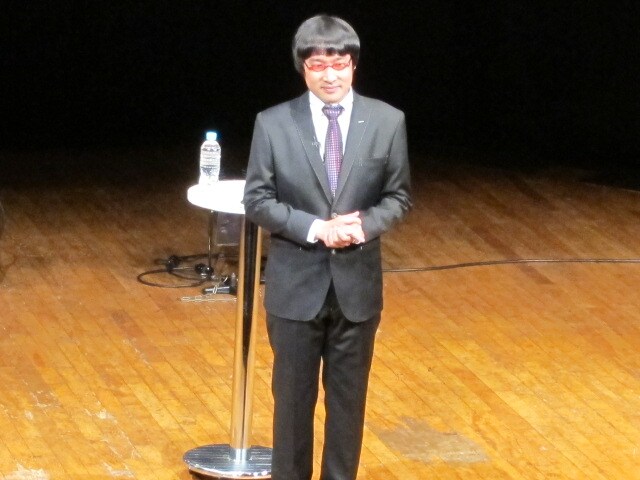 東京・草月ホールにて開催された「『山里亮太の140』～今日も愛馬は混んでいます～」。