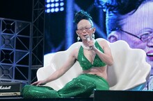 「ゴッドタン マジ歌フェスティバル2012」での劇団ひとり。(c)テレビ東京