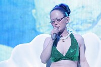 「ゴッドタン マジ歌フェスティバル2012」での劇団ひとり。(c)テレビ東京