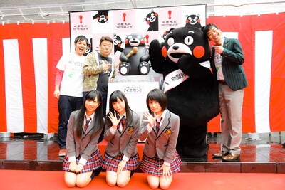 熊本県営業部長“くまモン”像の除幕式。(c)吉本興業