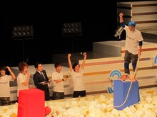 「333トリオさん」（テレビ朝日）の「夢のトリオフェスティバル in ZEPP TOKYO『2.10伝説のレギュラー入れ替え戦』!!」。1種目目のひも相撲を制したのはソーセージ山名。