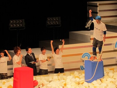 「333トリオさん」（テレビ朝日）の「夢のトリオフェスティバル in ZEPP TOKYO『2.10伝説のレギュラー入れ替え戦』!!」。1種目目のひも相撲を制したのはソーセージ山名。