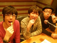 「SCHOOL NINE」月曜担当の東京03。「チュッパチャプス」のキャンペーン企画「チュッパカップ2012」に参戦する。(c)JFN