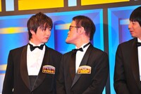 互いをにらみつけるサイクロンZといなだなおき。