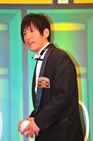 ヤナギブソンは持ちギャグ「誰が興味あんねん！」を連呼。賞金の使い道「嫁のピアノを修理。誰が興味あんねん！」と言うと、宮迫から「新しいの買えよ」とツッコまれた。