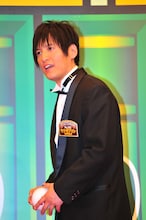 ヤナギブソンは持ちギャグ「誰が興味あんねん！」を連呼。賞金の使い道「嫁のピアノを修理。誰が興味あんねん！」と言うと、宮迫から「新しいの買えよ」とツッコまれた。