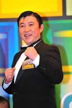 スギちゃんは賞金の使い道について「実家の両親に送るぜぇ。すぐに送り返してもらうぜぇ。貯金するぜぇ」とコメント。そのキャラに宮迫から「自分でちょこちょこネタばらししてる。ダメだぜぇ」とアドバイスされた。