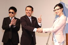 再選祝いのタスキを森下悠里（右）へ贈るデンジャラス・ノッチ（中央）とそのSP・安田。
