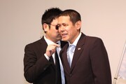 オバマ大統領ことノッチ（右）の通訳を行うSP・安田（左）。
