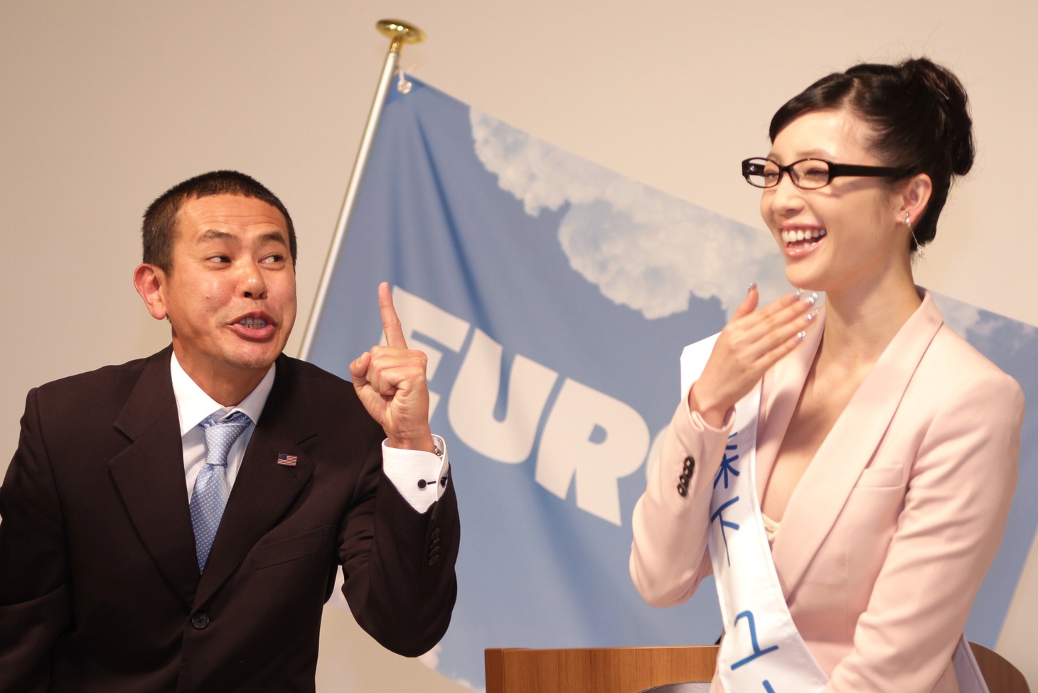 森下悠里（右）のセクシーな姿に「嫁をチェンジ！」と興奮するノッチ（左）。
