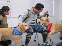 会見がスタートしてもなかなか落ち着かない2匹に慌てる松本。