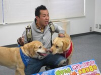 写真撮影を前になかなか落ち着かない2匹だったが、このあとしっかりカメラ目線に。