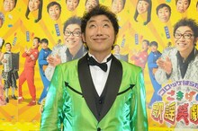 「ごきげん歌謡笑劇団」MCのコロッケ。(c)NHK