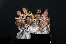 「Choo Choo 岡村 TRAIN」を披露するナインティナイン岡村（中央）とEXILEのコラボユニット・オカザイル。