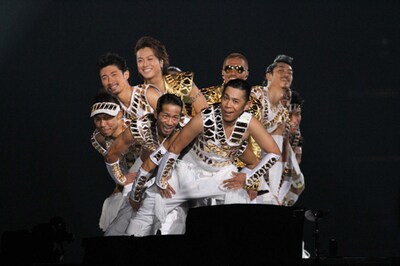 「Choo Choo 岡村 TRAIN」を披露するナインティナイン岡村（中央）とEXILEのコラボユニット・オカザイル。