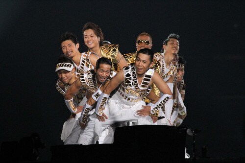 「Choo Choo 岡村 TRAIN」を披露するナインティナイン岡村（中央）とEXILEのコラボユニット・オカザイル。